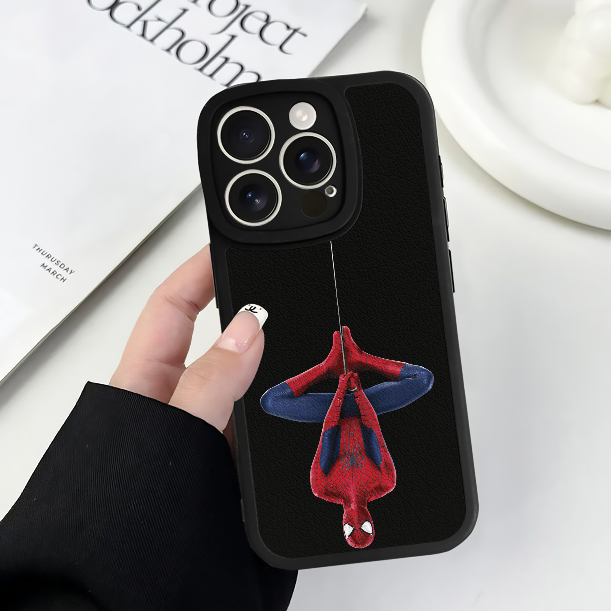 Spider Man スパイダーマン 【iPhone 16シリーズ対応】シリコンスマホケース（レザー調） 材質：シリコン